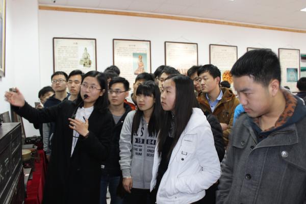 员工认真听取老师讲解 员工认真听取老师讲解