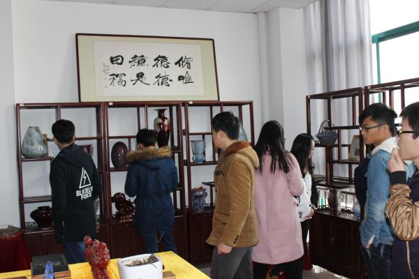 员工仔细了解博物馆藏品 员工仔细了解博物馆藏品